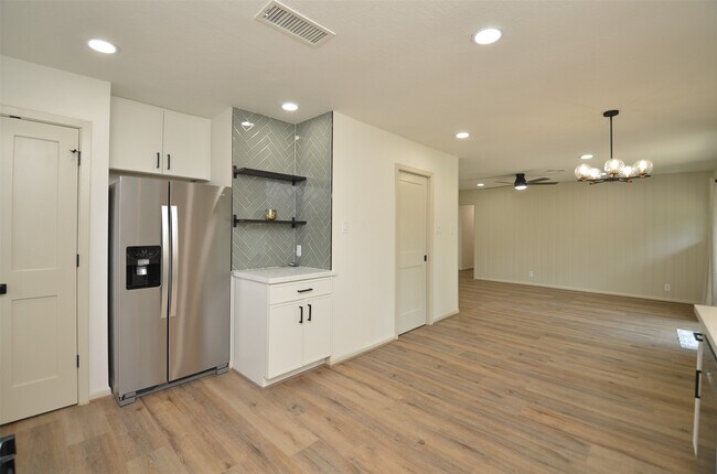 Building Photo - 9011 Theysen Dr