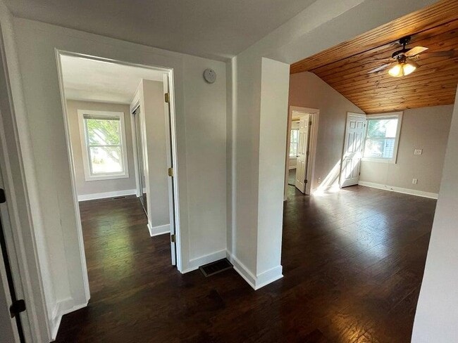 Building Photo - 212 E Washington St