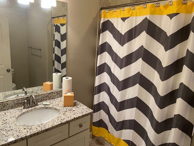 Building Photo - 4BR/4.5BA Furnished Townhome For Rent