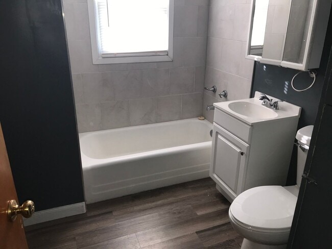 Building Photo - Recently updated 3 BR/1 BA plus a BONUS ROOM!