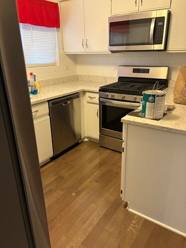 Building Photo - 109 Paramount Dr