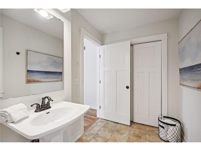 Building Photo - 1086 11th Ave SE