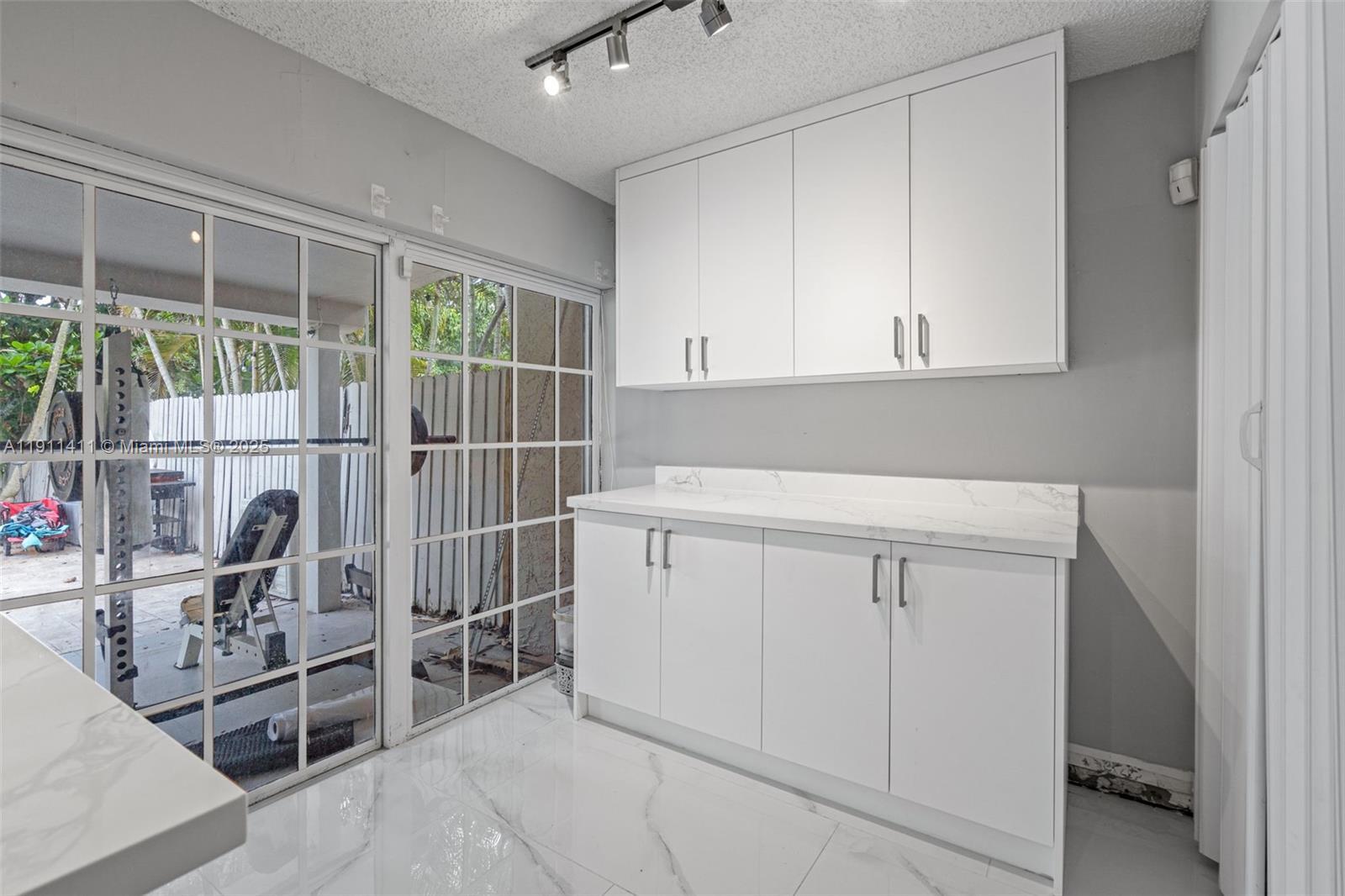 Building Photo - 8351 SW 39th Ct