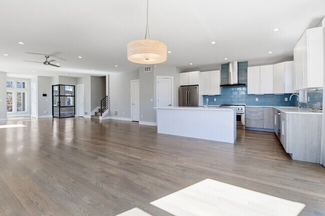 Building Photo - $5,640.95, $300 off the first month's rent, 4 Beds - 5 Bath, Townhouse in Denver with Office!