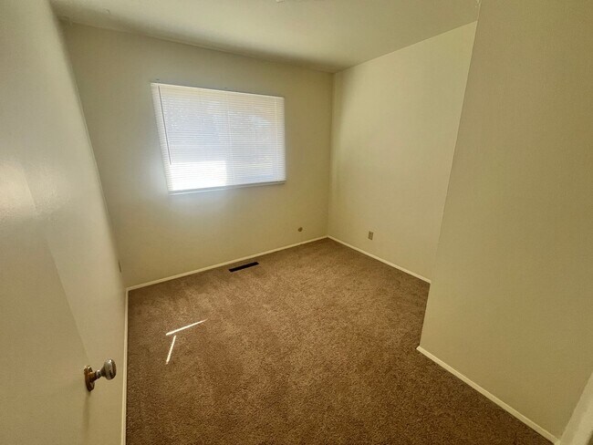 Building Photo - 1702 Holmes Dr