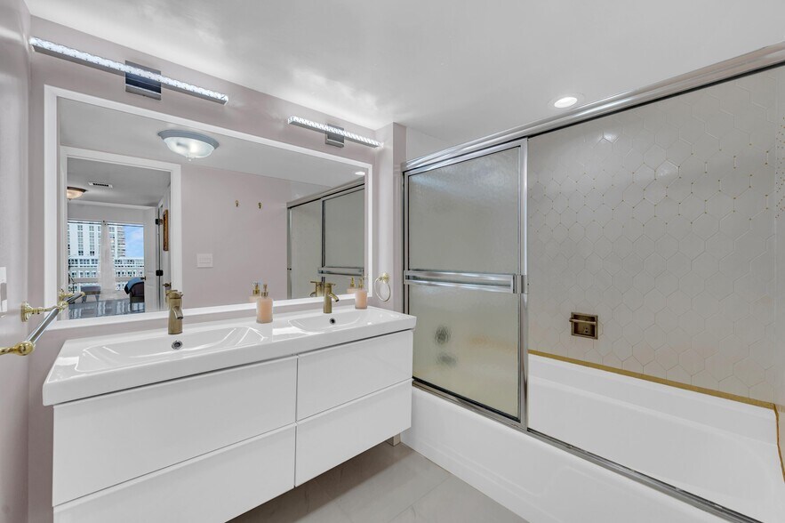 Building Photo - 4020 Galt Ocean Dr