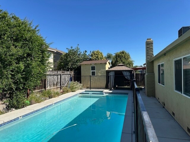 Building Photo - Tracy 4 Bedroom 2 Bathroom Home with a pool