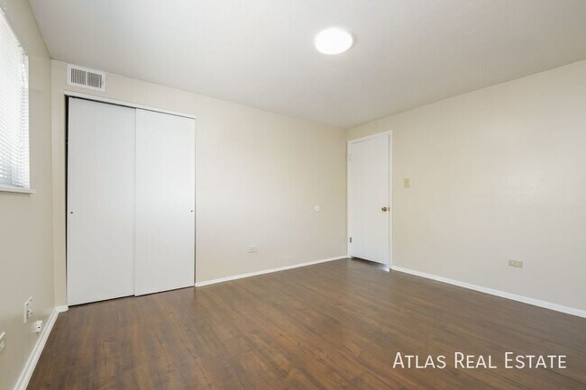 Building Photo - Spacious 2 bed 1 bath unit in Lakewood ! F...