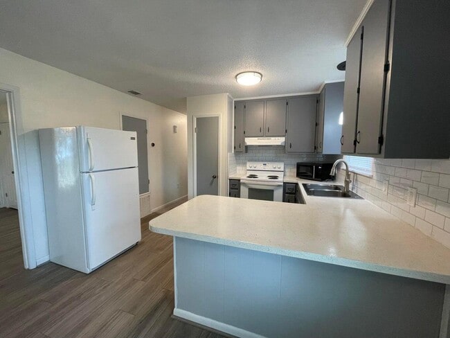 Building Photo - 122 Hillwood Dr