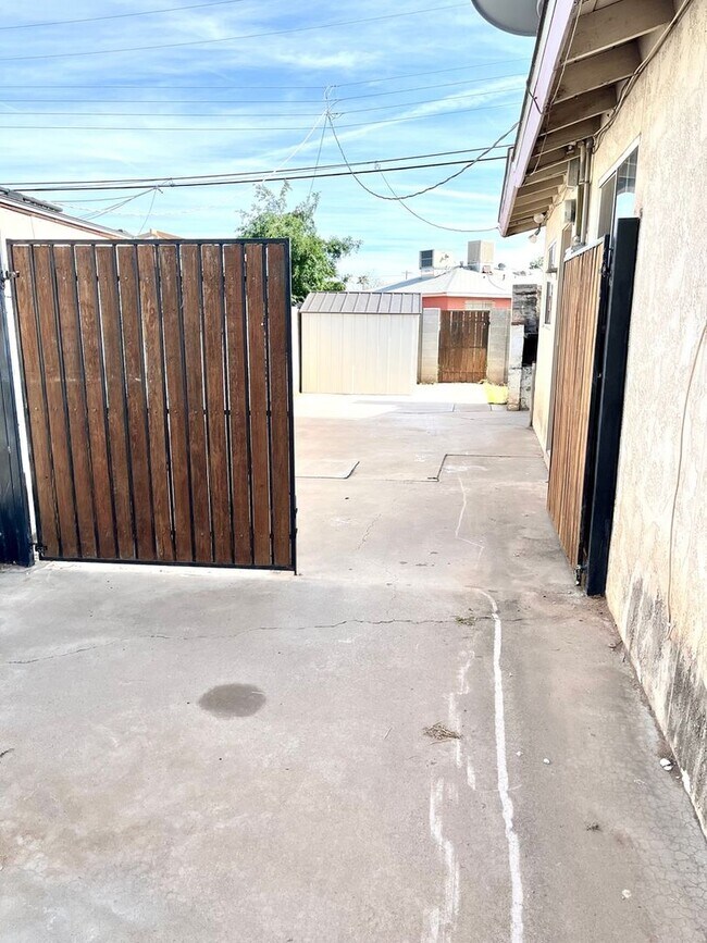 Building Photo - 4 Bedroom Single Family Home in Phoenix