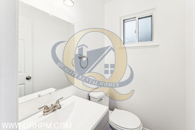 Building Photo - 3 bedroom, 1.5 baths Ranch home with a bas...