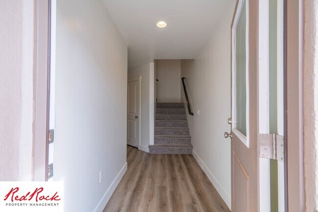 Building Photo - Adorable Stand Alone 4 Bedroom Corner Unit with Fully Fenced Backyard. Small Dogs Welcome.