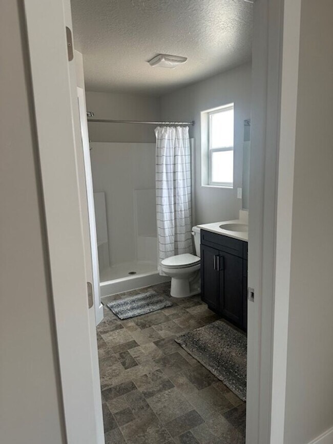 Building Photo - Amazing 3 bed, 2.5 bath with 2 car garage townhome!