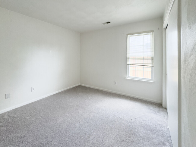 Building Photo - LOVELY STRAWBRIDGE HOME FOR RENT!!!