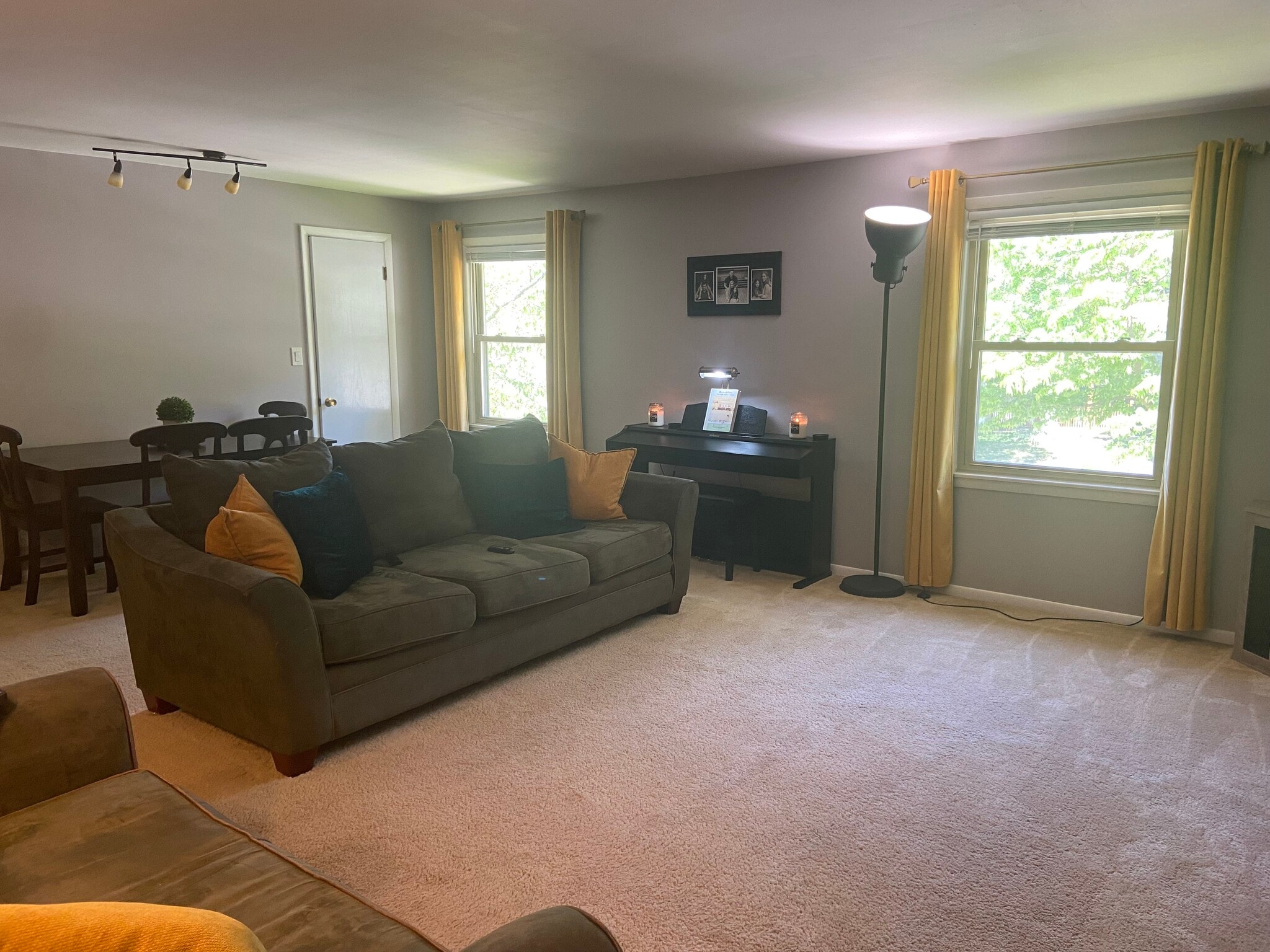 Living Room 17x20 - 11611 W Elmhurst Pky