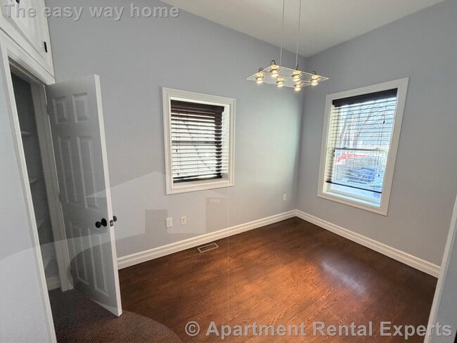 Building Photo - 8 Cross St E