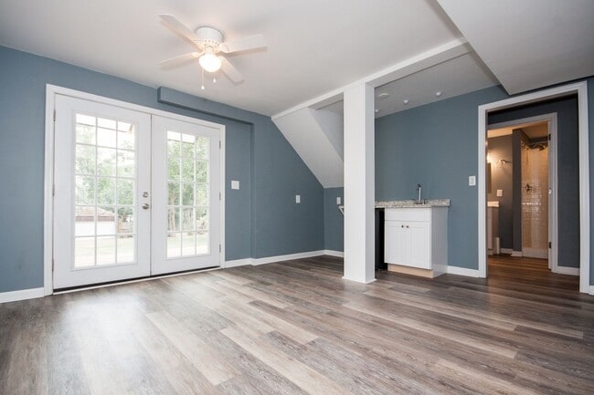 Building Photo - Huge 4 Bedroom 2 Bath Sylvan Park Classic! AVAILABLE NOW. Perfect for Roommates or a Home Office....