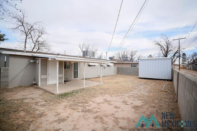 Building Photo - 4 Bedroom Home