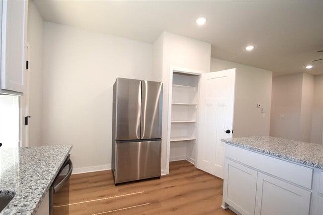 Building Photo - 521 Cosmos St