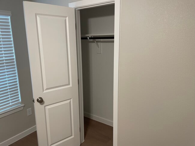 Building Photo - London Home