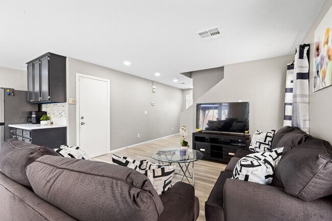 Building Photo - Cozy Furnished 3bed 3bath l Near Southern Highlands