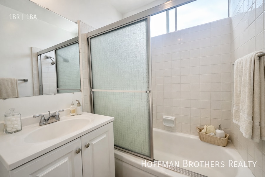 Building Photo - 14024 Oxnard St