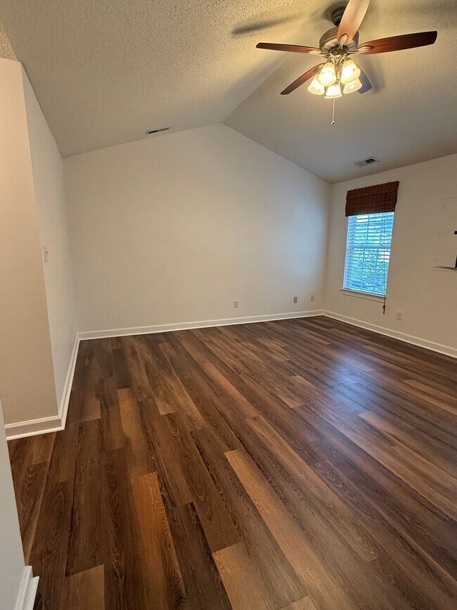 Building Photo - Move In Ready Condo