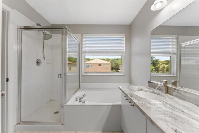 Building Photo - 9825 Scribner Ln