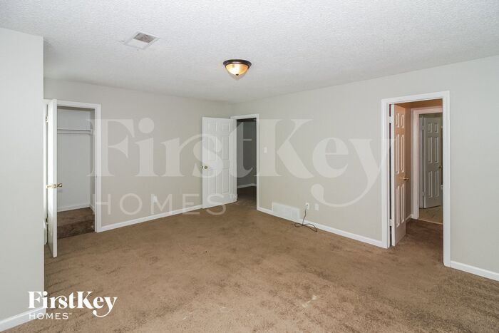 Building Photo - 5864 Ridgehill Dr