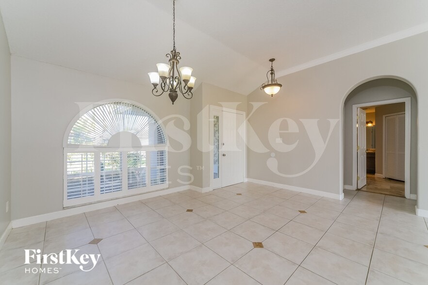 Building Photo - 3600 Molona Dr