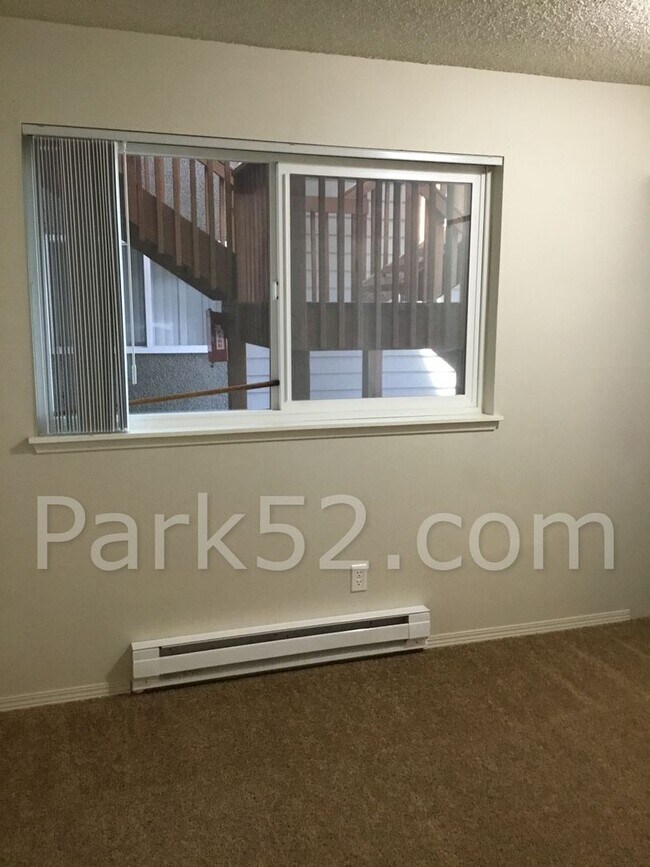 Building Photo - 1/2 Off 1st Full Month's Rent! 2 Bedroom 1 Bathroom 2nd Floor Apartment in Tacoma