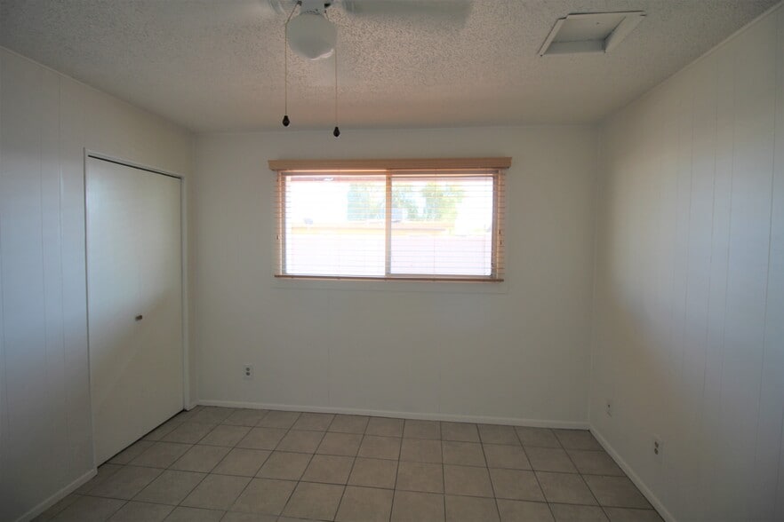 back bedroom - 3116 S Clementine Dr