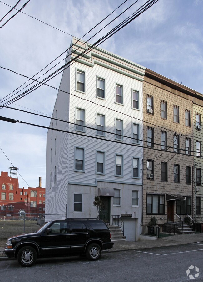 Building Photo - 725 Adams St