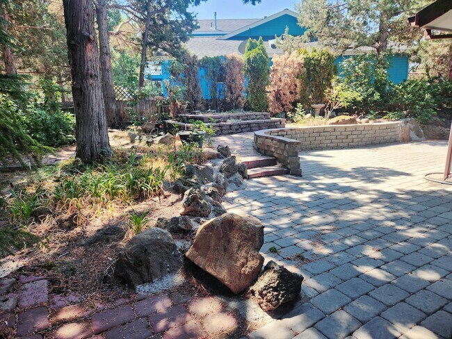 Building Photo - 611 NE Tracker Ct