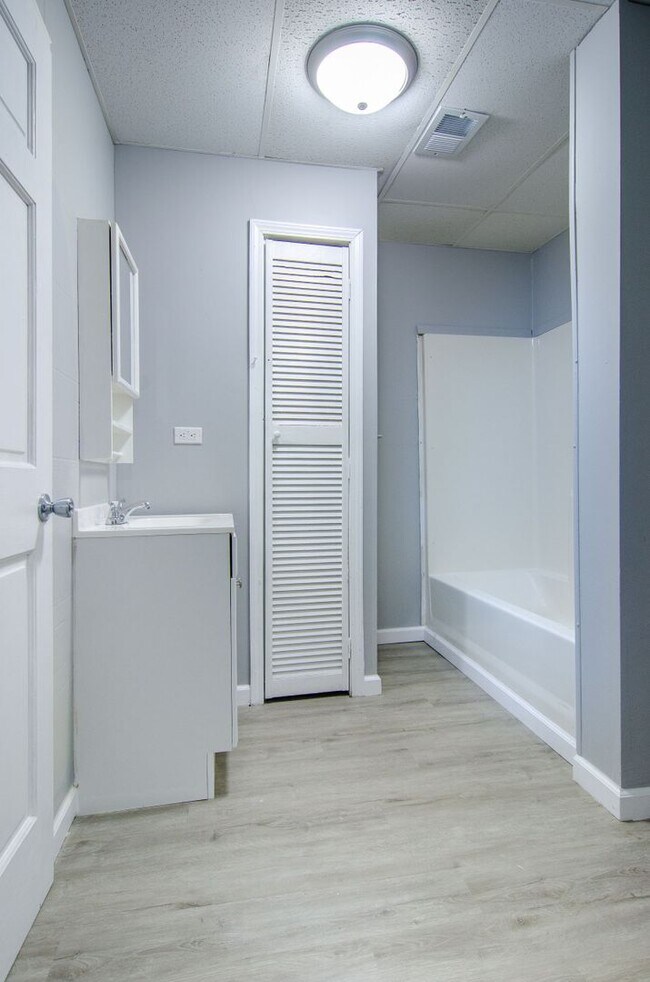 Building Photo - 2 Bed 1 Bath House