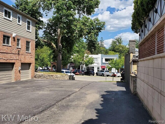 Building Photo - 553 N Old Woodward Ave