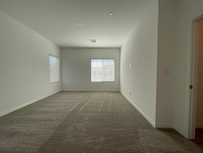 Building Photo - GATED 2 BED 2.5 BATH 2 CAR GARAGE 2 FLOOR TOWNHOUSE IN HENDERSON