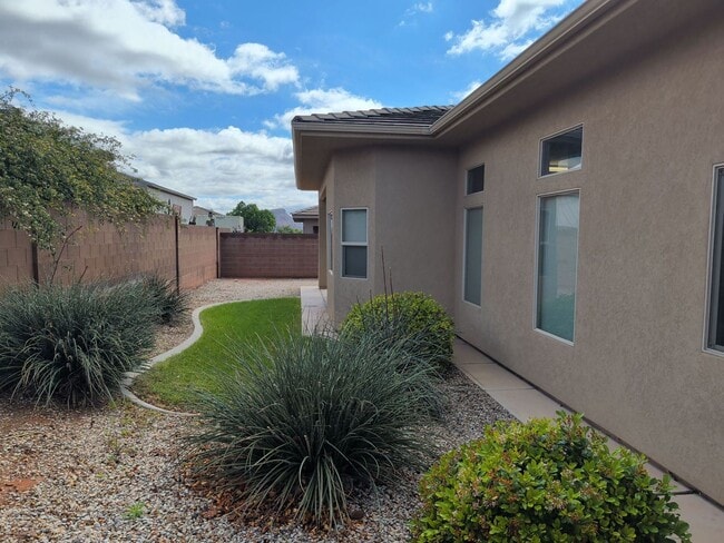 Building Photo - 4 Bedroom Home Near Pine View High School With 2 Car Garage