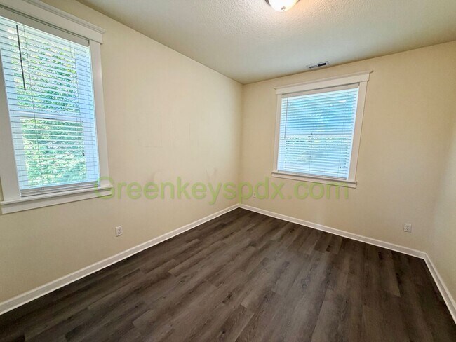 Building Photo - Gorgeous House in Upscale Neighborhood in Tigard, 5 Bedrooms plus Den/Office, 3.5 Bathrooms, Larg...