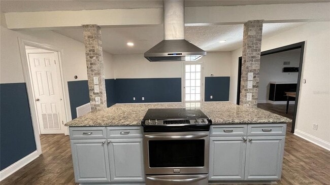 Building Photo - 313 Satsuma Dr