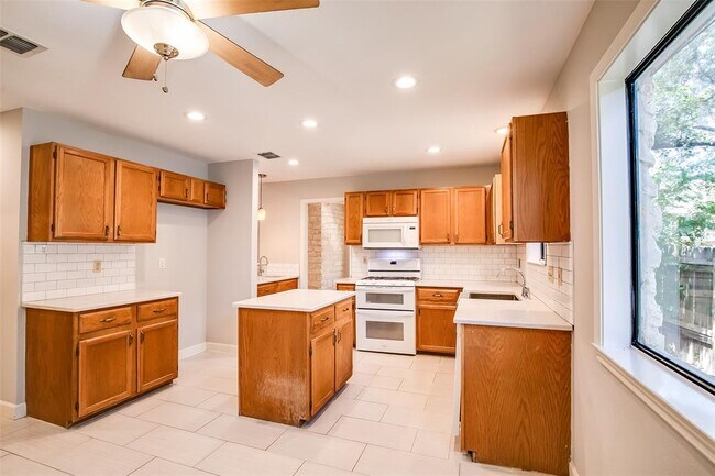 Building Photo - 11920 Meadowfire Dr