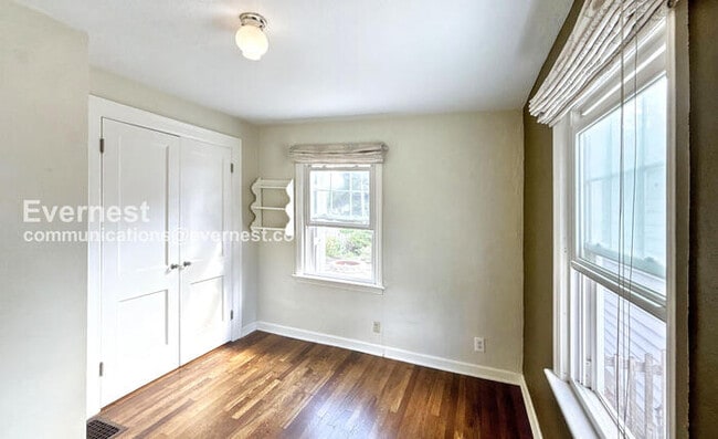 Building Photo - 887 W 10th Ave