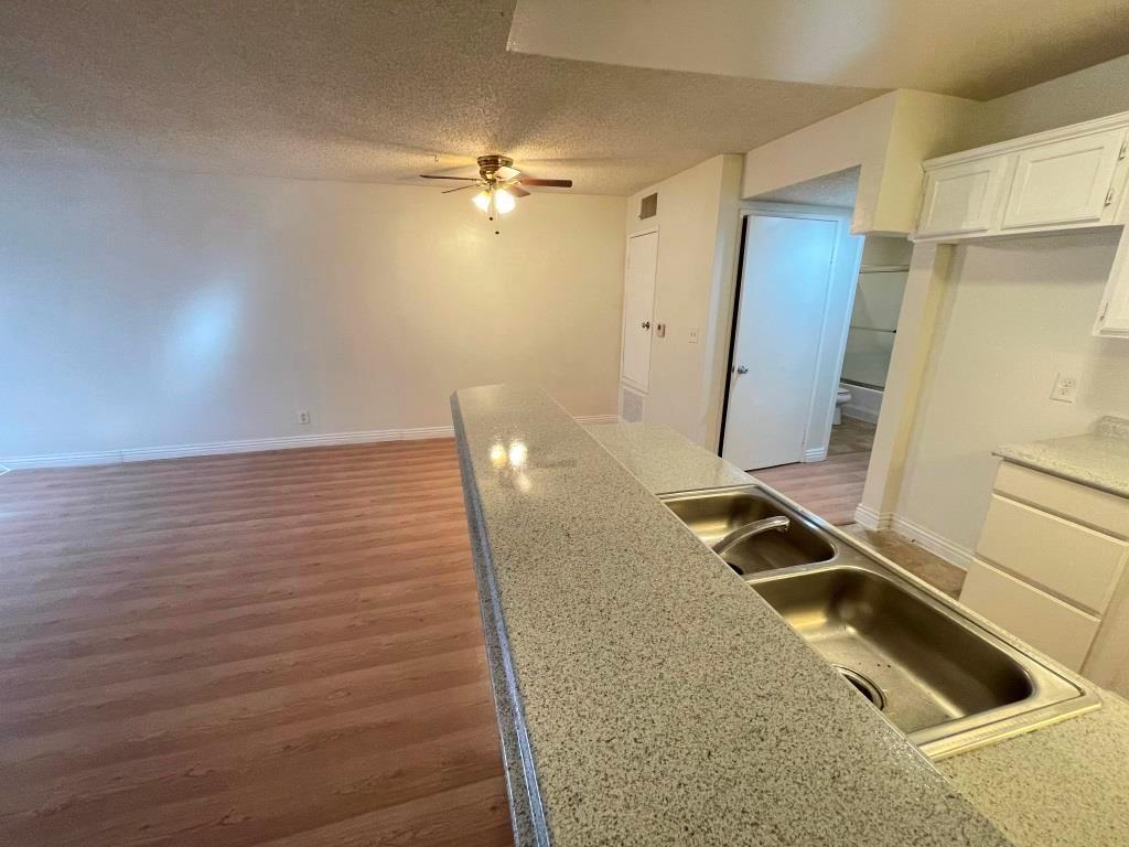 Building Photo - 10225 Hillhaven Ave