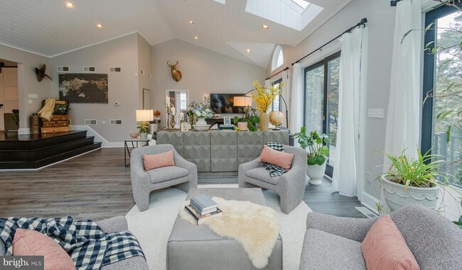 Building Photo - 15841 York Rd