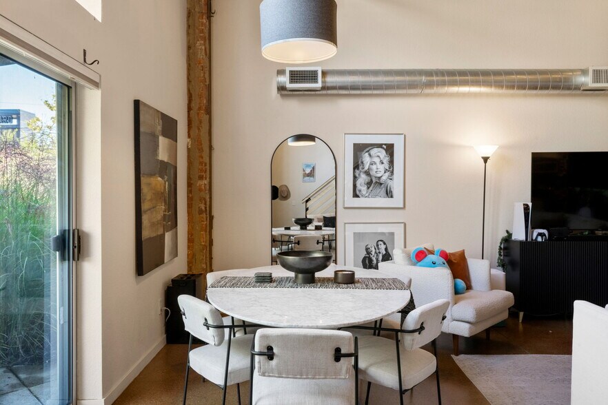 Building Photo - 3033 Blake St