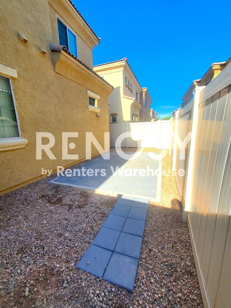 Building Photo - 1367 S Country Club Dr