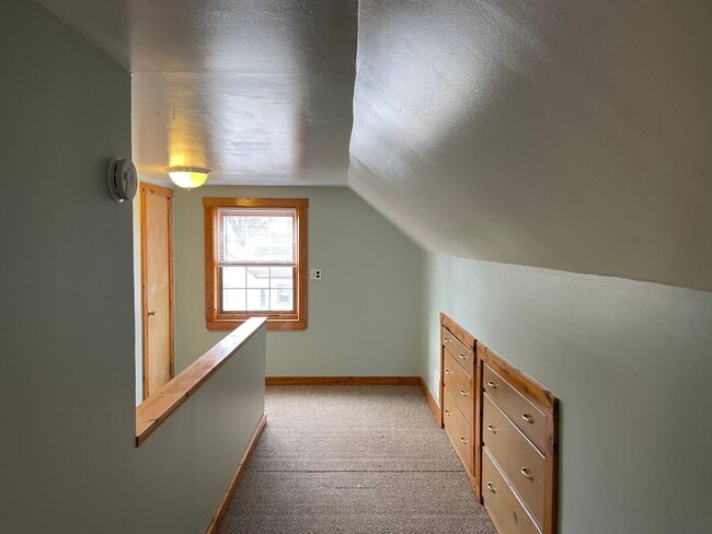 Building Photo - Cute Home in the Heart of Green Bay! PETS WELCOME
