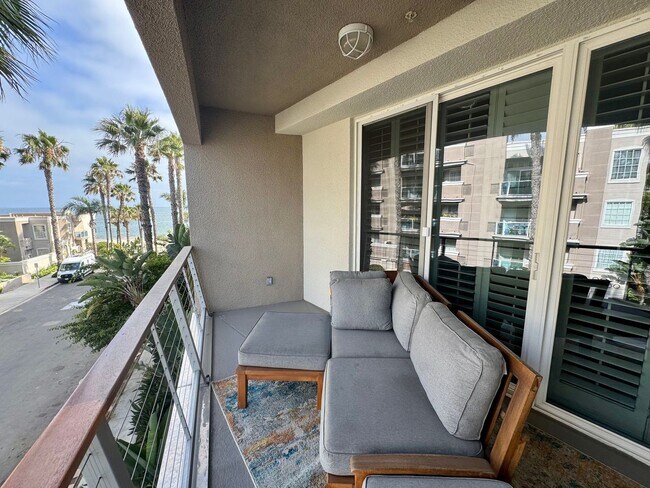 Building Photo - Gorgeous 3 Bed, 2 Bath Unit with Ocean Views