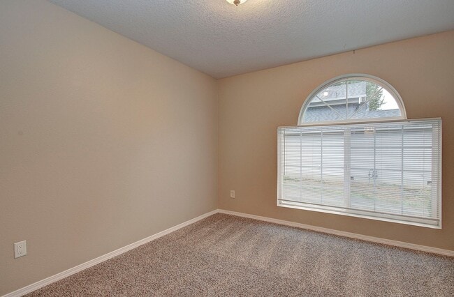 Building Photo - WOODLAND 3 BEDROOM, 3 BATH BEAUTY!