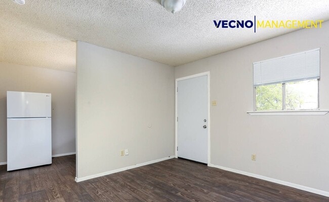 Building Photo - 102 E Cheryl Dr